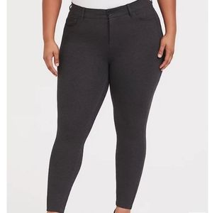 TORRID NWT 26T Studio Ponte Bombshell Skinny